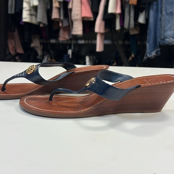 Beautiful size 10 navy Tory Burch sandals - Picture 2 of 4